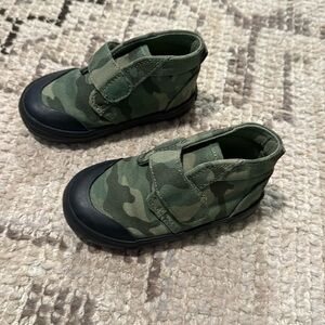 Old Navy Toddler camo Velcro shoes